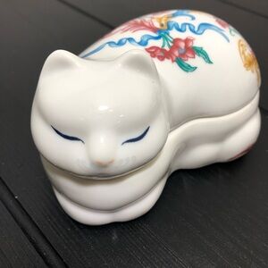 Vtg Hand-painted Cat Trinket Box Porcelain made for Elizabeth Arden exclusively